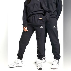 New Balance Unisex logo sweatpants in black XL (18-20)
